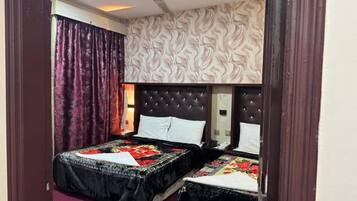 Familierom, byutsikt | Skrivebord, skrivebord for bærbar PC og strykejern/-brett