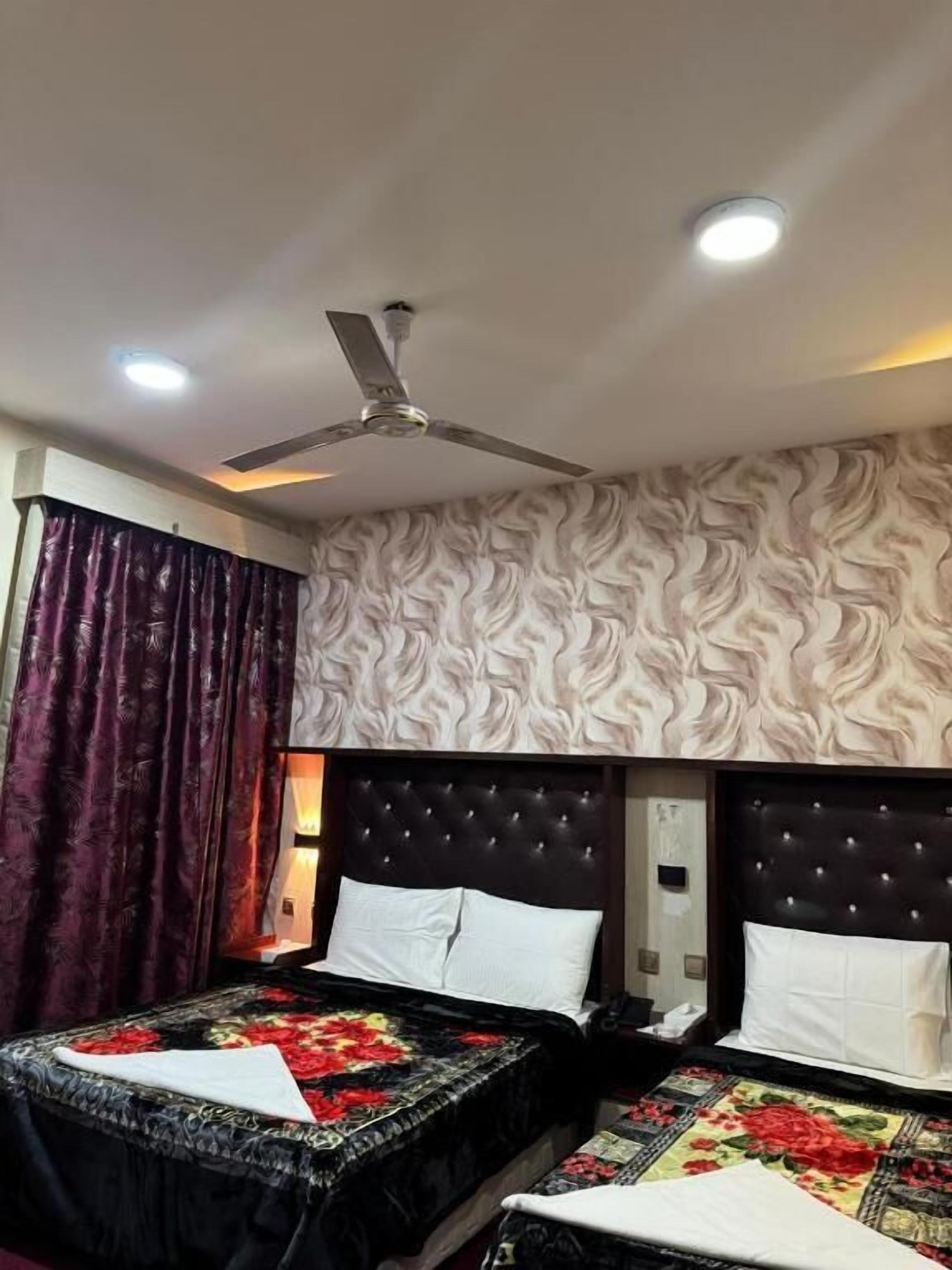 Kamar Keluarga, pemandangan kota | Meja kerja, ruang kerja ramah laptop, dan setrika/meja setrika