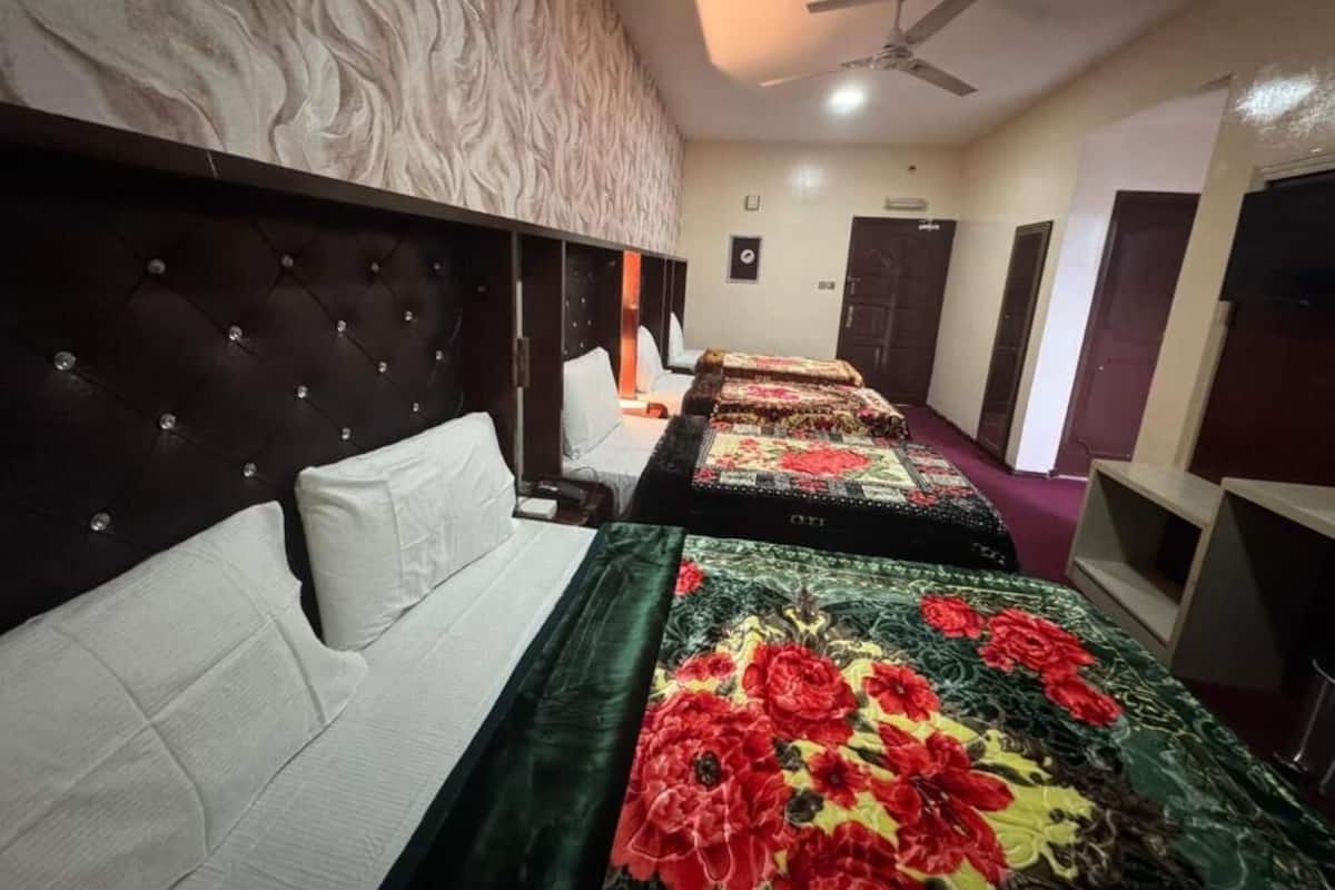 Kamar Quadruple Deluks, pemandangan kota | Meja kerja, ruang kerja ramah laptop, dan setrika/meja setrika