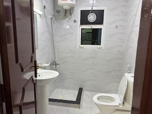 Shower, perlengkapan mandi gratis, pengering rambut, dan handuk