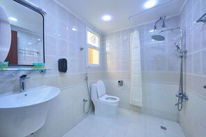 Suihku, ilmaiset hygieniatuotteet, hiustenkuivaaja, tohvelit