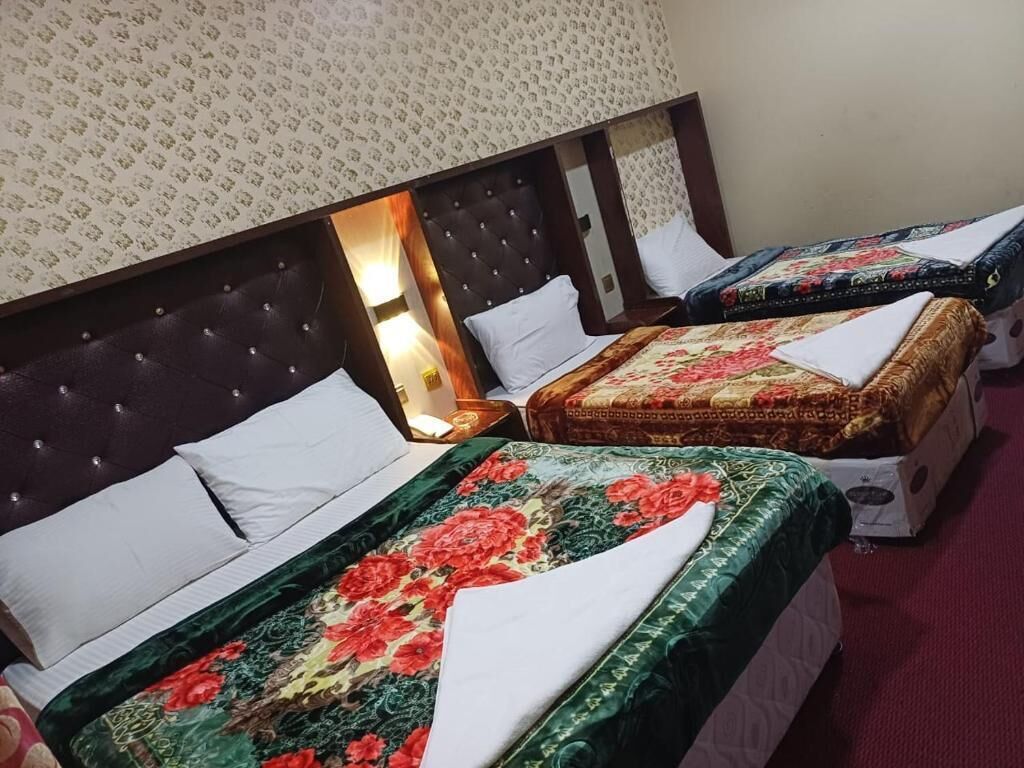 Kamar Triple Deluks, pemandangan kota | Meja kerja, ruang kerja ramah laptop, dan setrika/meja setrika