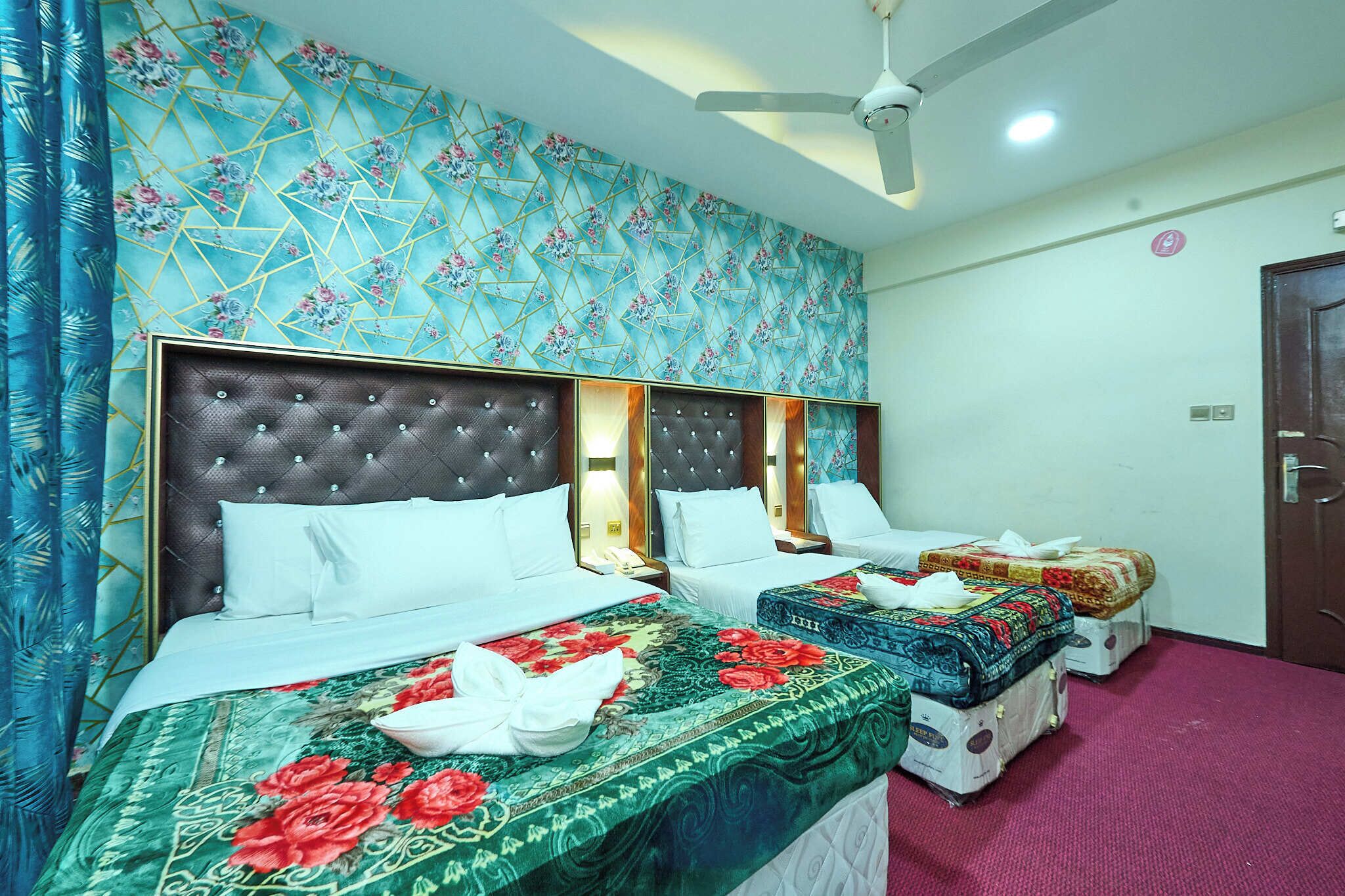 Deluxe Triple Room, City View | Living area