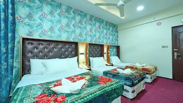 Deluxe Triple Room, City View | Living area