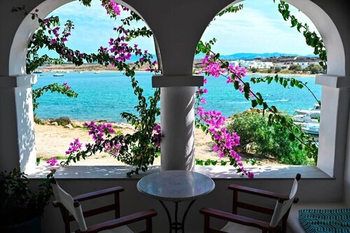 Beachfront Bocamviglies Room-Naoussa Aegean Gem