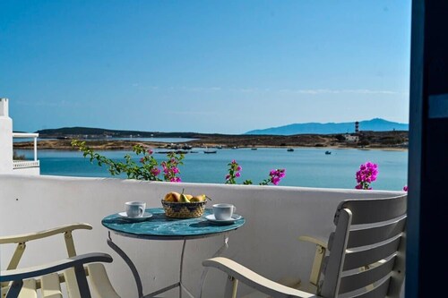 Beachfront Bocamviglies Room-Naoussa Aegean Gem