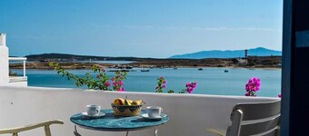 Beachfront Bocamviglies Room-Naoussa Aegean Gem