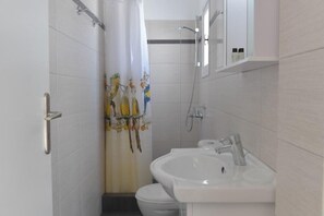 Douche, sèche-cheveux, serviettes fournies