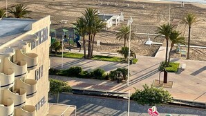 Un hotel con vista a la playa y al océano.