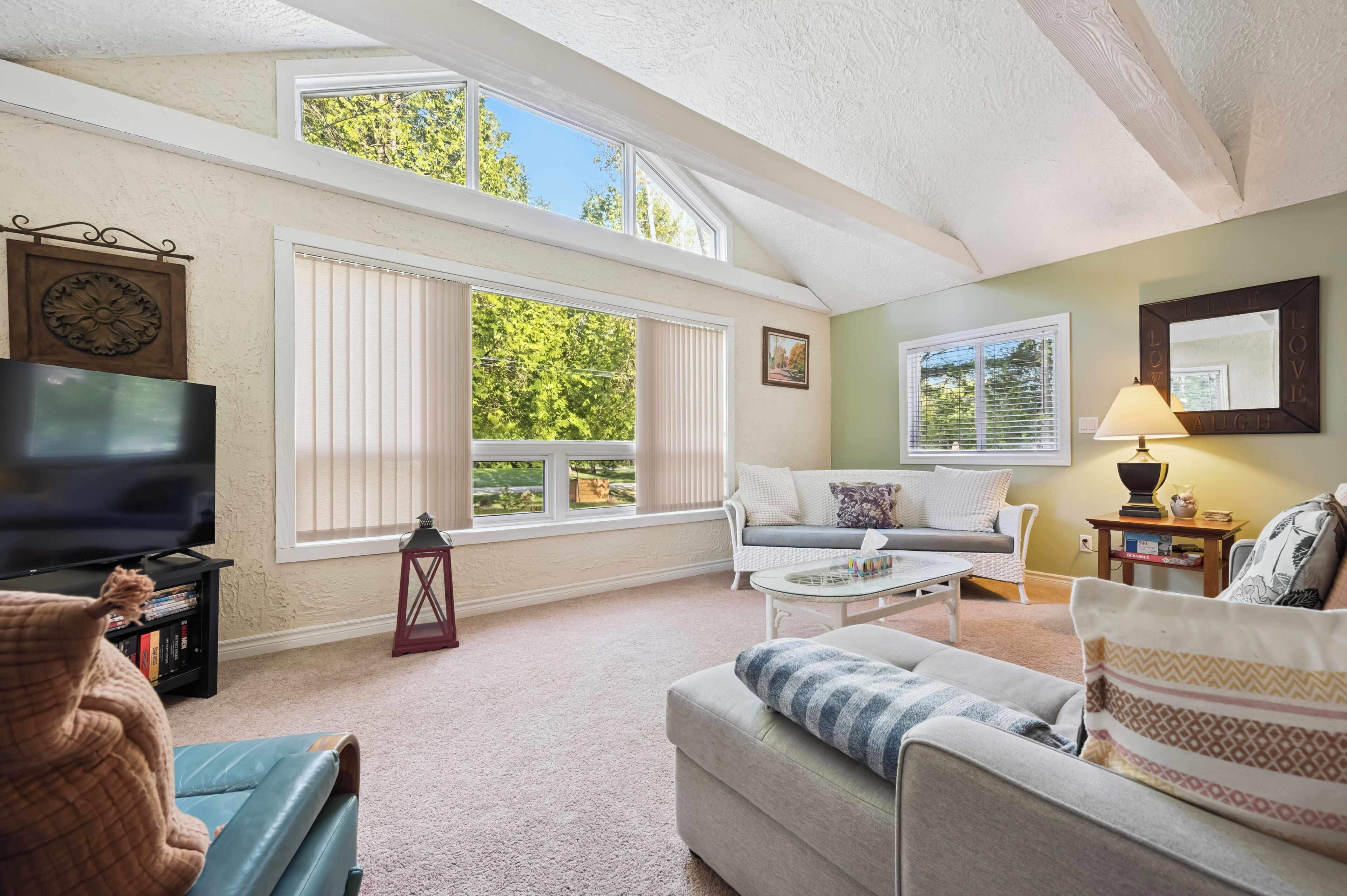 Smart TV, fireplace, DVD player