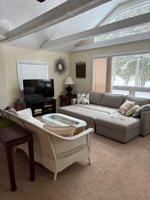 Smart-TV, Kamin, DVD-Player