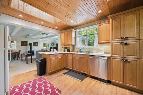 Whitecaps Cottage | Hot Tub | Near BEACH | AC | PET Friendly