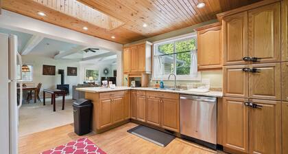 Whitecaps Cottage | Hot Tub | Near BEACH | AC | PET Friendly