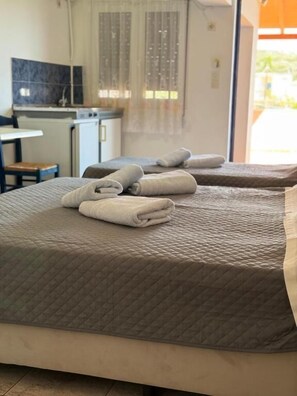 Üç Kişilik Oda, Balkon, Bahçe Manzaralı | Ücretsiz kablosuz İnternet 