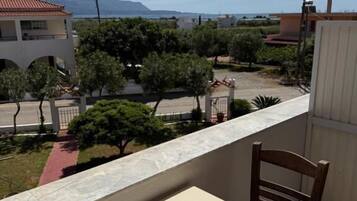 Twin Room, Balcony, Garden View | Outdoor dining