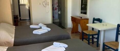 Chambre Triple, balcon, vue jardin | Wi-Fi gratuit