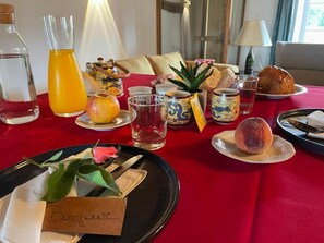 Kahden hengen deluxe-huone, näköala puutarhaan | Ruokailu