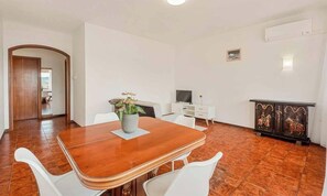 Dining - Il Paguro, in Lerici, is ideal for a relaxing seaside holiday.Located in a panoramic position, the accommodation offers comfort and tranquility for families or groups of up to 4 people.Key features:2 cozy bedroomsBright living roomEquipped kitchenPrivate (Lerici)