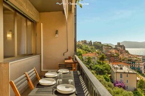 Outdoor dining - Il Paguro, in Lerici, is ideal for a relaxing seaside holiday.Located in a panoramic position, the accommodation offers comfort and tranquility for families or groups of up to 4 people.Key features:2 cozy bedroomsBright living roomEquipped kitchenPrivate (Lerici)