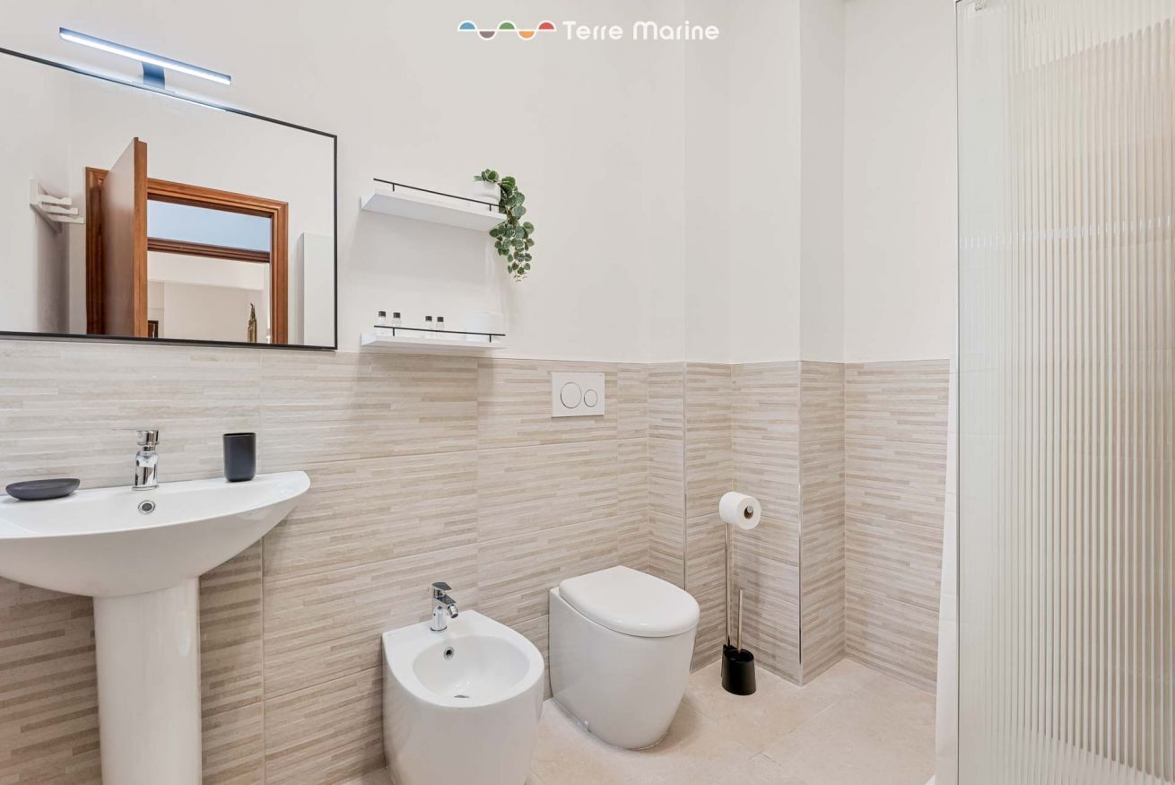 Douche, bidet, serviettes fournies, papier toilette