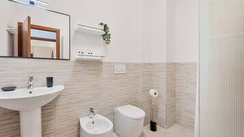 Doccia, bidet, asciugamani, carta igienica