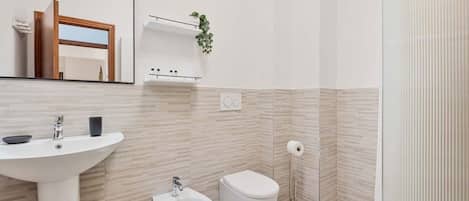 Douche, bidet, serviettes fournies, papier toilette