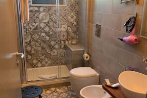 Douche, sèche-cheveux, bidet, serviettes fournies