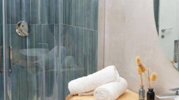 Doccia, asciugacapelli, bidet, asciugamani