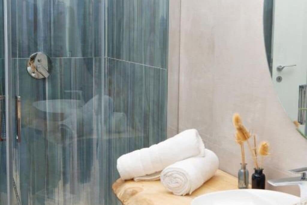 Douche, sèche-cheveux, bidet, serviettes fournies