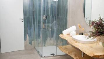 Doccia, asciugacapelli, bidet, asciugamani