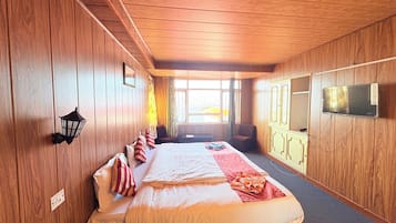 Habitación triple Deluxe, vistas a la montaña | Escritorio y wifi gratis