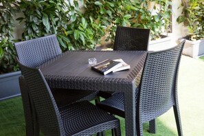Outdoor dining - B&B Miseno23 - Cozy Comfort Two Steps from the Sea (Bacoli)