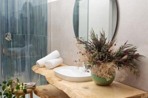 Shower, hair dryer, bidet, towels - B&B Miseno23 - Cozy Comfort Two Steps from the Sea (Bacoli)
