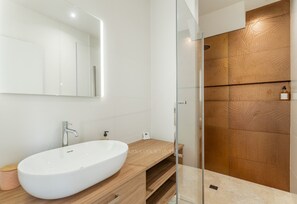 Shower, eco-friendly toiletries, towels, soap - Villa Obsiblue à l'Herbe - Heated pool - Air conditioning - Boules pitch (Lège-Cap-Ferret)