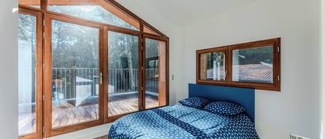 4 bedrooms, iron/ironing board, travel cot, free WiFi