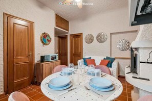 Dining - In the heart of Lerici, just steps from the sea and all main amenities, Hublot awaits you — perfect for families or couples seeking relaxation and authenticity.The apartment is tastefully furnished, featuring rustic details that create a warm and welco (Lerici)