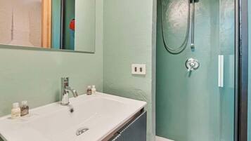 Douche, bidet, papier toilette