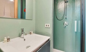 Een douche, een bidet, toiletpapier