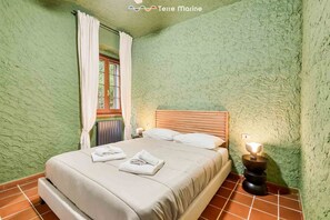 Iron/ironing board - In the heart of Lerici, just steps from the sea and all main amenities, Hublot awaits you — perfect for families or couples seeking relaxation and authenticity.The apartment is tastefully furnished, featuring rustic details that create a warm and welco (Lerici)
