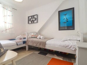4 bedrooms, desk, WiFi - Mor Kernow; Beautiful Townhouse with Harbour Views (St Ives)