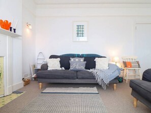 TV - Mor Kernow; Beautiful Townhouse with Harbour Views (St Ives)