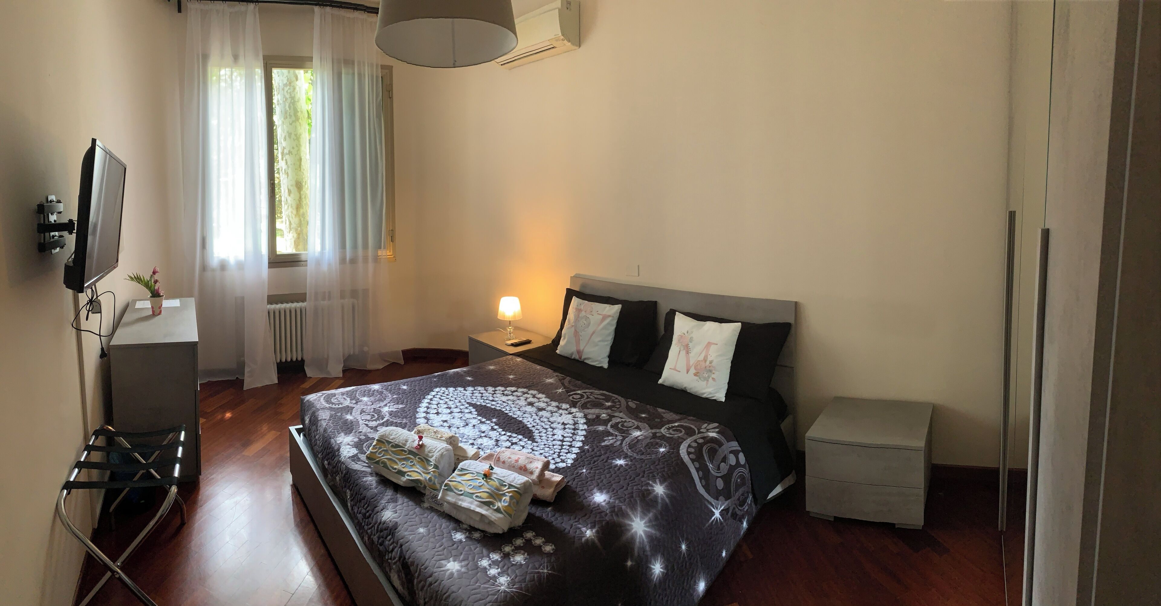 Iron/ironing board, WiFi, bed sheets