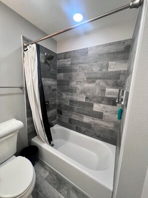 Secadora de cabello, bidet, toallas, jabón 