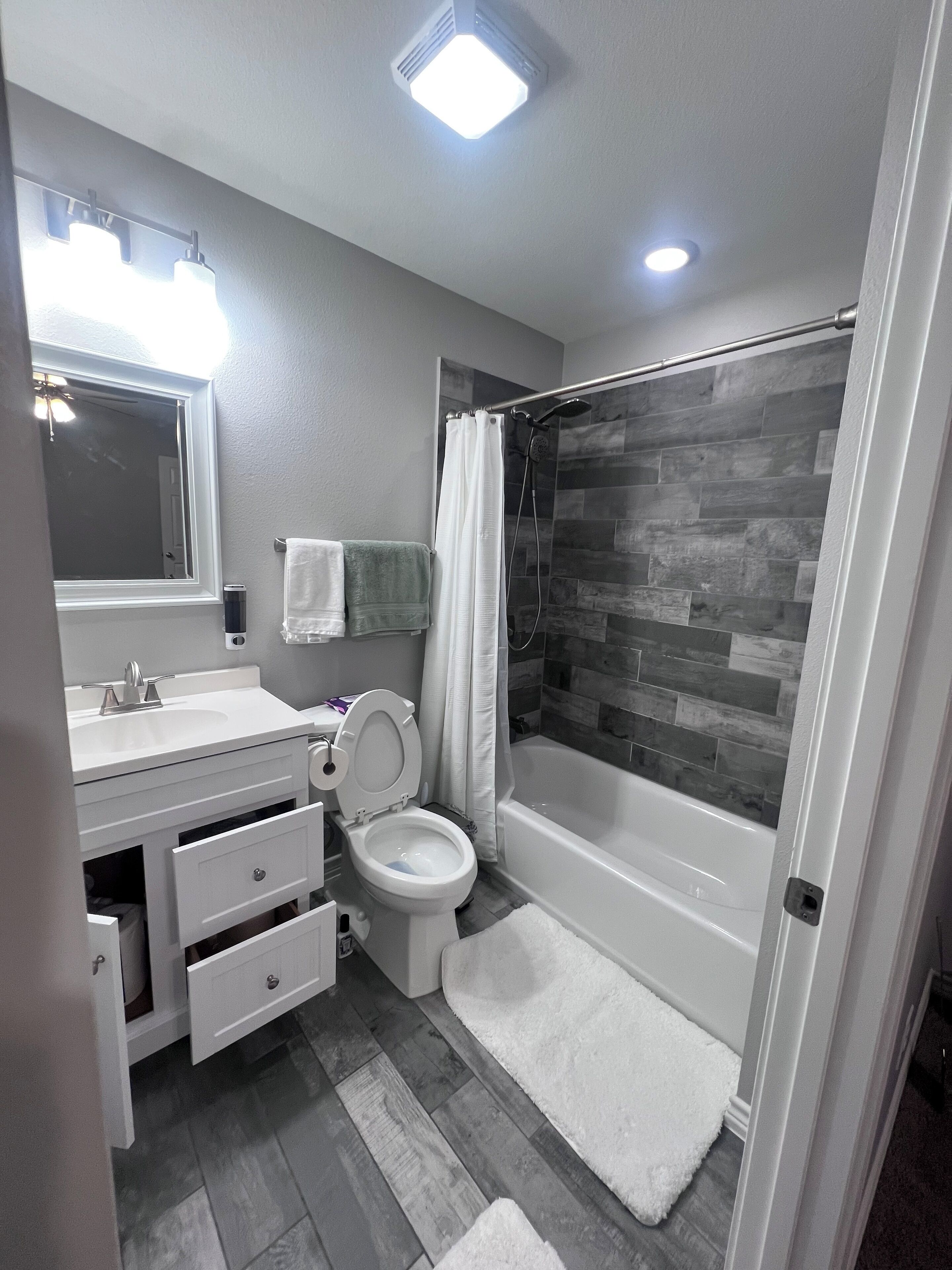 Sèche-cheveux, bidet, serviettes fournies, savon