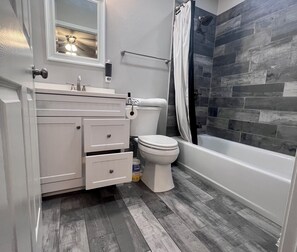 Secadora de cabello, bidet, toallas, jab ón 