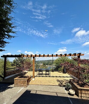 Terrace/patio - Vibrant 2-bedroom condo in Seattle’s Queen Anne Neighborhood (Seattle)