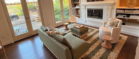 Smart-TV, peis og bøker