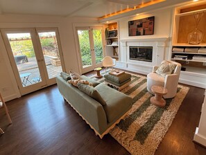 Smart TV, fireplace, books - Vibrant 2-bedroom condo in Seattle’s Queen Anne Neighborhood (Seattle)