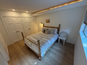 2 habitaciones, escritorio, tabla de planchar con plancha y wifi gratis 