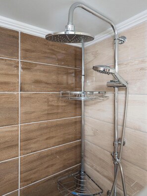 Departamento, balcón, vista al mar | Baño | Amenidades de baño gratuitas, secadora de cabello, toallas, jabón 